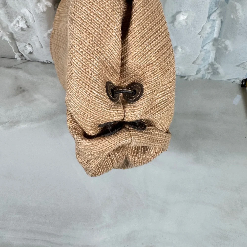 Fossil woven straw